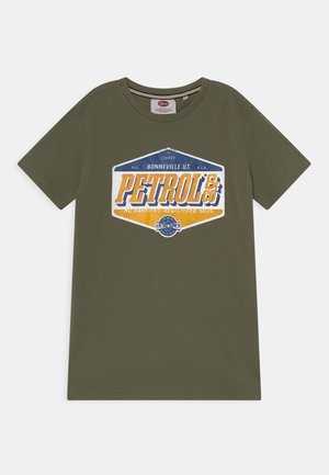 Olivgrünes Baumwoll-T-Shirt mit kurzen Ärmeln und Rundhalsausschnitt. Mit einem grafischen Druck in Blau und Orange mit dem Schriftzug "PETROL & CO.".