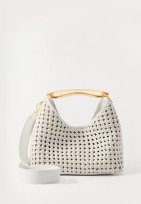 Vävd vit handväska med hobo-form, utrustad med ett transparent, gyllene handtag och en avtagbar vit axelrem. Slät textur.