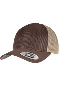 Cappello snapback marrone con retro in rete color sabbia, visiera curvata e un'etichetta rotonda sul fronte che recita "Snapback Yupoong dal 1974."