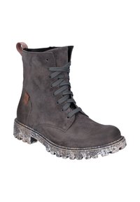 Graue Wildleder-Ankle Boots mit grauen Schnürsenkeln, braunem Lederetikett und einer strukturierten Gummi-Sohle mit schwarz-weißen Sprenkeln.