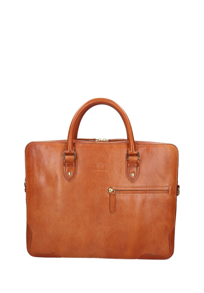 Malette en cuir marron avec deux poignées, poche zippée à l'avant et détails en zip doré sur fond blanc.