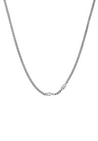 Collana in argento con design intrecciato. Presenta una chiusura a moschettone e un ciondolo ovale con dettagli incisi. Texture liscia e flessibile.