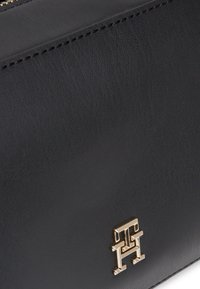 Tommy Hilfiger CHIC CAMERA BAG - Cross body bag - black