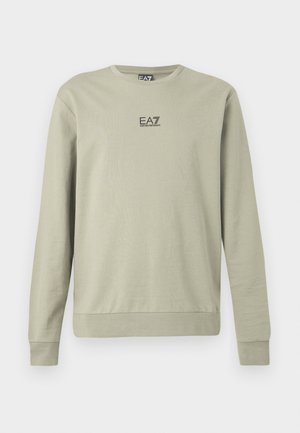 Világoszöld pulóver hosszú ujjakkal, kerek nyakkivágással, a mellkason kis EA7 logóval. Puha pamut anyagból készült.