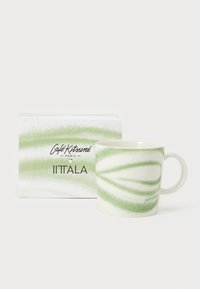 Taza de cerámica con un diseño de pinceladas verdes sobre un fondo blanco, con asa y acompañada de una caja a juego.