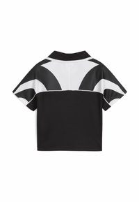 Trumpas juodas polo marškinėlis su tinklo nugara, pasižymintis baltu abstrakčiu dizainu ir elegantišku, moderniu kirpimu. Minkšta medžiaga ir trumpomis rankovėmis.