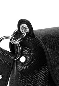 Schwarze, strukturierte Lederhandtasche mit einer abgerundeten Klappe, silberner Hardware und einem Metallschlaufe-Anhänger. Hat sichtbare Nähte und eine glatte Oberfläche.