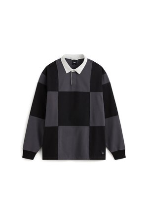 Koszulka polo z długim rękawem, charakteryzująca się patchworkowym wzorem w odcieniach szarości i czerni, z białym kołnierzykiem i zapięciem na guziki. Wykonana z miękkiej bawełny.