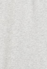 Vaaleanharmaa kangas, jossa on pehmeä tekstuuri ja hienovarainen haaleakuviollinen kuosi, valmistettu puuvillasta tai puuvillaseoksesta. Ihanteellinen rentoon pukeutumiseen.