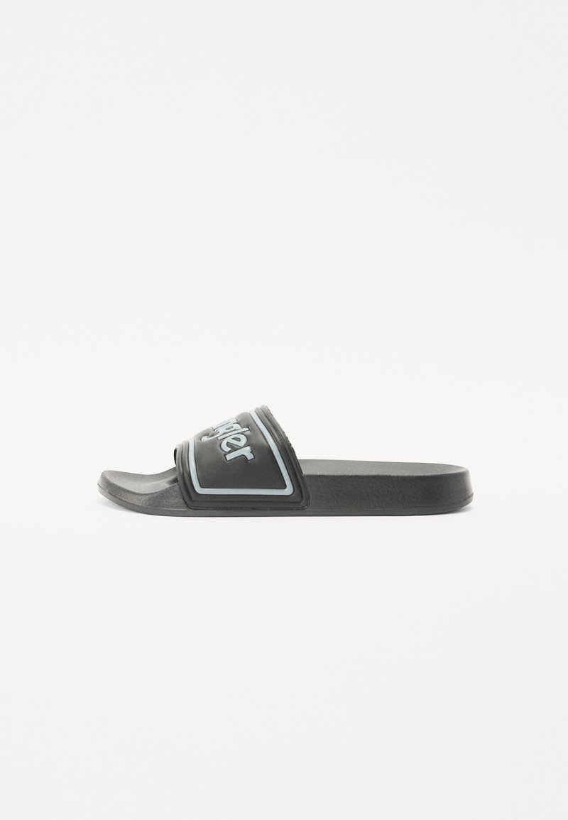 Sandal de borracha preta com uma tira texturizada e detalhes em logotipo branco, bico arredondado e sola plana para uso casual.