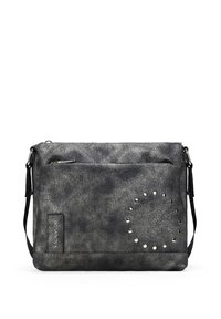 Bolso cruzado de piel negra con un patrón circular de tachuelas en un lado, cierre de cremallera y correa ajustable.