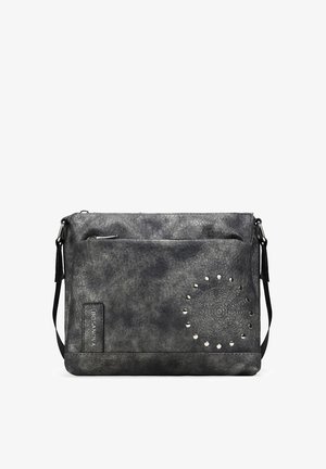 Borsa a tracolla nera in pelle con un motivo circolare di borchie su un lato, chiusura con zip e tracolla regolabile.