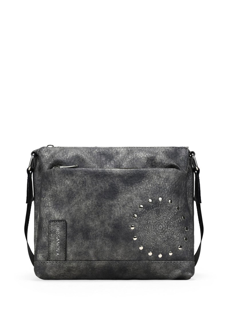 Bolso cruzado de piel negra con un patrón circular de tachuelas en un lado, cierre de cremallera y correa ajustable.