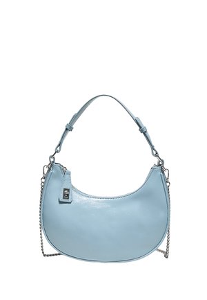 Sac à main bleu clair en forme de croissant avec bandoulière ajustable et détail de chaîne argentée sur les côtés.