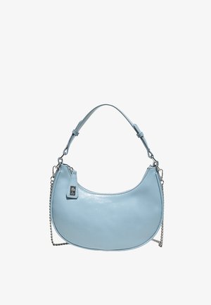 Sac à main bleu clair en forme de croissant avec bandoulière ajustable et détail de chaîne argentée sur les côtés.