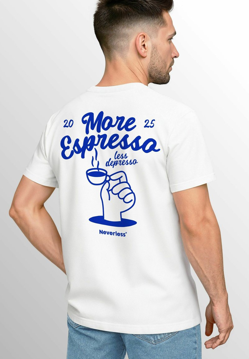Weißes Baumwoll-T-Shirt mit blauer Grafiktext „Mehr Espresso, weniger Depresso“ und einer Hand, die eine Espressotasse hält. Normale Passform.