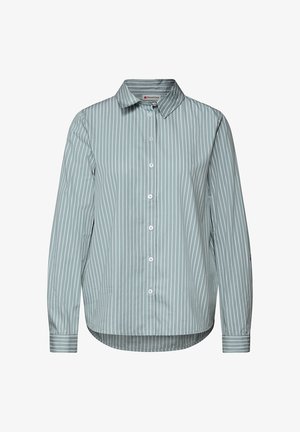 Camicia a maniche lunghe verde chiaro con bottoni, decorata con strisce verticali bianche e colletto a punta.