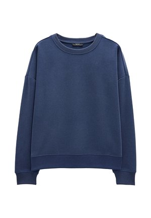 Granatowy sweter wykonany z miękkiej bawełny, z okrągłym dekoltem, opadającymi ramionami, ściągaczami przy mankietach oraz luźnym krojem.