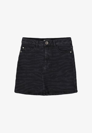 Falda de mezclilla negra con un sutil patrón de rayas de tigre, diseño de cinco bolsillos y un cierre frontal con un botón metálico.