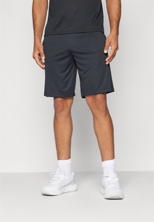 Dunkelgraue Sportshorts aus leichtem Stoff, mit einem elastischen Bund und Seitentaschen, kombiniert mit weißen Turnschuhen und Socken.