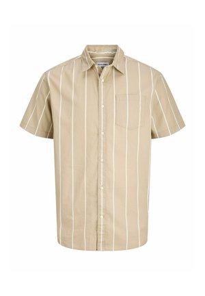 Beiges Kurzarm-Hemd mit weißen vertikalen Streifen, Brusttasche, Kragen und Knöpfen an der Vorderseite.