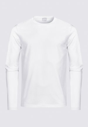 Weißes Langarm-T-Shirt aus Baumwolle. Es hat einen Rundhalsausschnitt, eine glatte Textur und einen engen Schnitt mit minimalen Nähdetails.