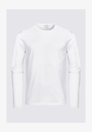 Weißes Langarm-T-Shirt aus Baumwolle. Es hat einen Rundhalsausschnitt, eine glatte Textur und einen engen Schnitt mit minimalen Nähdetails.
