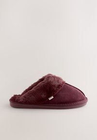 Chausson bordeaux en peluche à enfiler, avec doublure en fausse fourrure douce et semelle solide, conçu pour le confort et la chaleur intérieure.