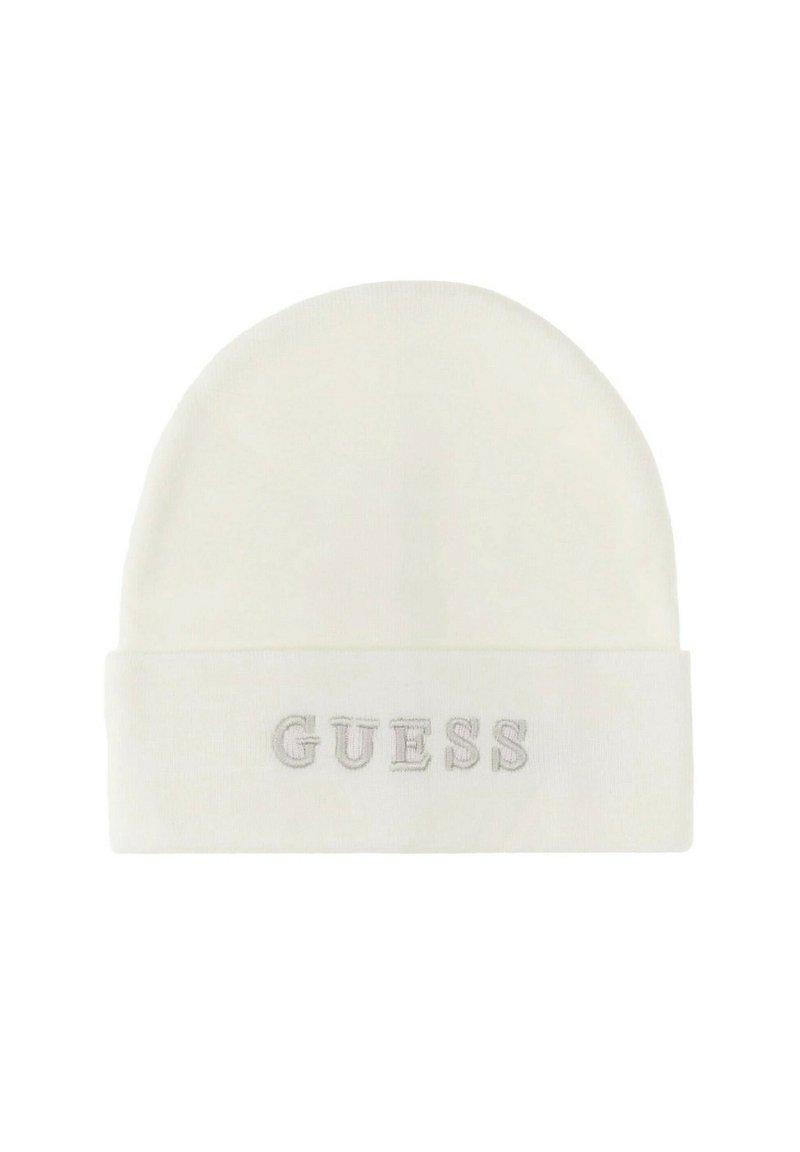 Kremo spalvos megztas kepurė su sulenktu kraštu, kuriame yra pilkai siuvinėtas "GUESS" logotipas. Minkšta tekstūra, apvalios formos.