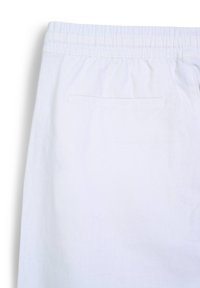 Weiße Baumwollhosen mit einem elastischen Bund und einer einzelnen Gesäßtasche in einem klaren, minimalistischen Design. Glatte Textur und taillierte Passform.