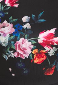 Un motif floral avec des fleurs roses, rouges et bleues sur un fond noir. Couleurs vives avec des pétales détaillés et des feuilles vertes.