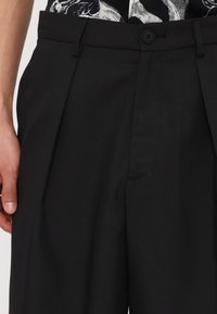 Versace Jeans Couture TECHNICAL TAILORING - Shorts - black