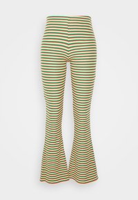 Leggings flare multicolor feitos de tecido elástico, com riscas horizontais em vermelho, verde, amarelo e preto, apresentando uma cintura ajustada.
