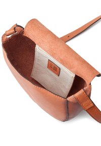Bolso de cuero bronceado con un interior suave de ante, que presenta un bolsillo de tela y un exterior liso. La correa es ajustable y de un color armonioso.