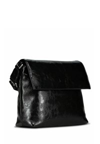 Sac à bandoulière en cuir noir avec rabat, affichant une texture brillante et une attache de sangle ton argent. Design minimaliste, sans motifs visibles.