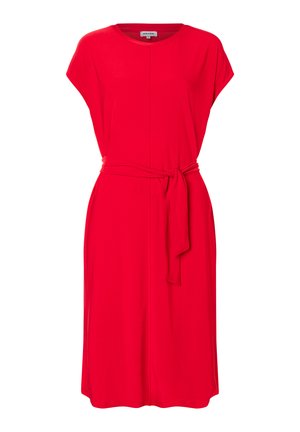 Knielanges, leuchtend rotes Kleid mit kurzen Ärmeln, rundem Ausschnitt und einem passenden Stoffgürtel, der in der Taille gebunden ist. Ohne Muster oder Verzierungen.