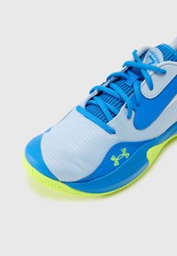Világoskék sportcipő, texturált felsőrésszel, kék kiemelésekkel és zöld gumitalppal. Felszereltsége lace-up záródás és logórészlet.