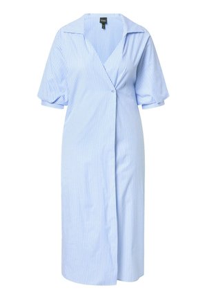 Vaaleansininen ja valkoinen pystyraitainen midimekko, jossa on lyhyet liehukkeet hihat ja V-kaula-aukko.