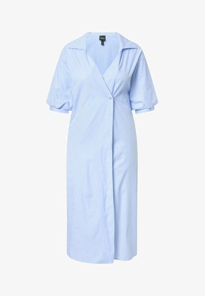 Lichtblauwe en witte verticale gestreepte midi wikkeljurk met korte pofmouwen en V-hals.