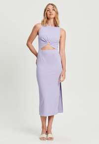 Lavendel midi-jurk met een getailleerd ontwerp, voorzien van een twist-detail bij de taille, een cirkelvormige uitsnijding en een zijsplit. Zachte textuur.