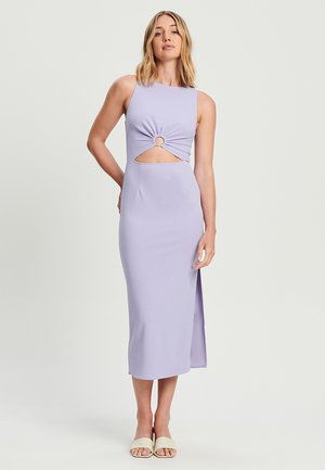 Lavendel midi-jurk met een getailleerd ontwerp, voorzien van een twist-detail bij de taille, een cirkelvormige uitsnijding en een zijsplit. Zachte textuur.