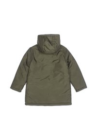 Manteau d'hiver isolé vert olive avec capuche, manches longues et texture lisse et brillante. Comprend des poignets élastiques et une coupe droite.