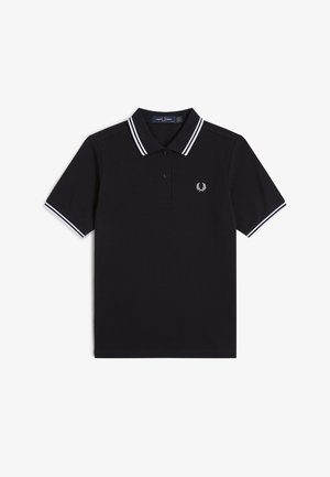 Zwart poloshirt met korte mouwen, witte dubbele streep op de kraag en mouwen, twee knopen en een klein wit geborduurd logo op de linkerborst.