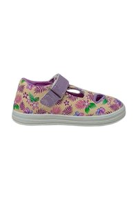 Scarpa canvas floreale rosa con design a intaglio e cinturino viola. Presenta foglie verdi e accenti viola su una superficie testurizzata. Suola bianca.