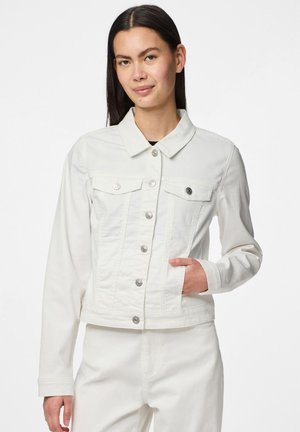 Veste en denim blanche avec un col, des poches avant et des accessoires en métal argenté, présentant un design ajusté et une fermeture à boutons. Texture lisse.