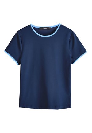 Chemise bleu marine à manches courtes avec une bordure bleu clair le long du col et des bords des manches, étiquetée NEXT sur l'étiquette intérieure du col.