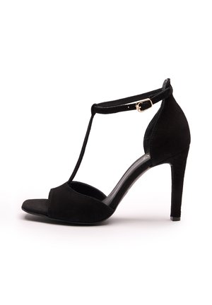 - Sandały na obcasie