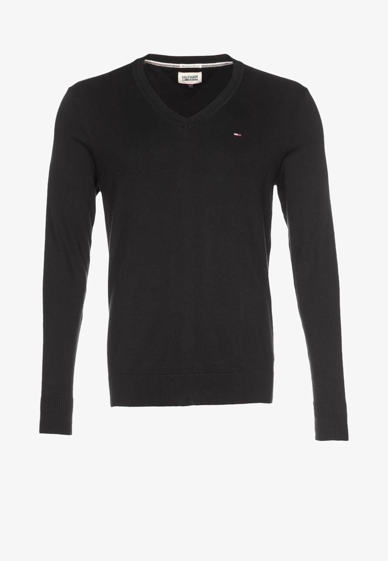 Svart långärmad tröja med v-ringning, ribbade muddar och nederkant, med en liten logotyp på bröstet. Tillverkad av mjukt stickat tyg.