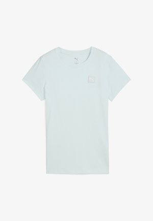 Lyseblå kortærmet t-shirt lavet af blødt stof, med et lille firkantet logo i sølv på brystet. Klassisk rund hals design.