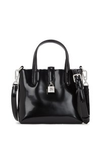 Sac à main en cuir verni noir avec des poignées doubles, une bandoulière amovible, des accessoires en argent et un verrou décoratif à l'avant.